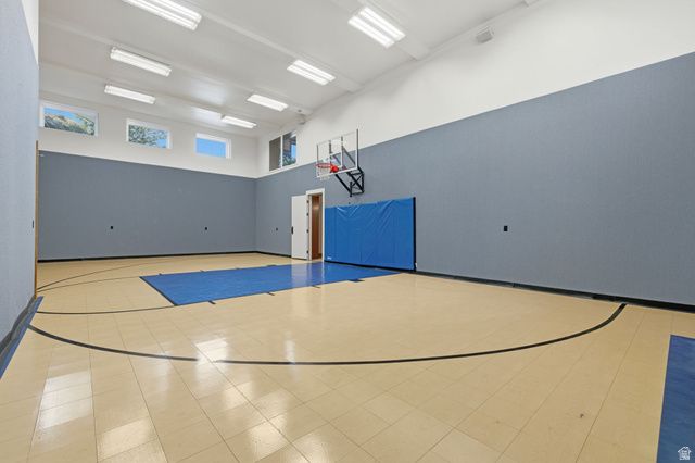 16 SNOW FOREST LN, Sandy, UT 84092