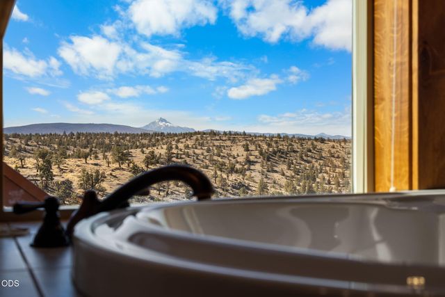 16030 SW Canyon View Place, Terrebonne, OR 97760