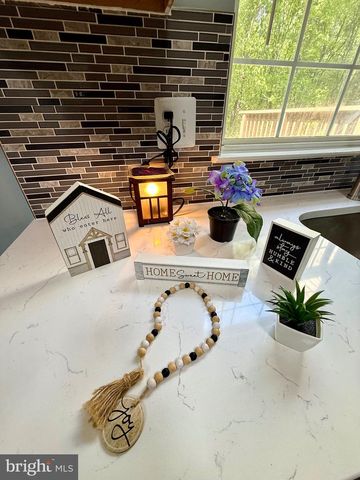 1874 TIGER LILY CIR, Woodbridge, VA 22192