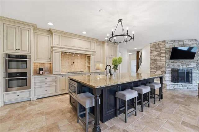 16199 Overbrook Lane, Stilwell, KS 66085