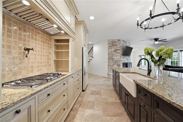 16199 Overbrook Lane, Stilwell, KS 66085