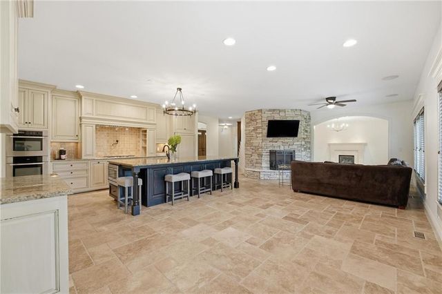 16199 Overbrook Lane, Stilwell, KS 66085