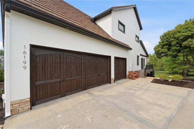 16199 Overbrook Lane, Stilwell, KS 66085