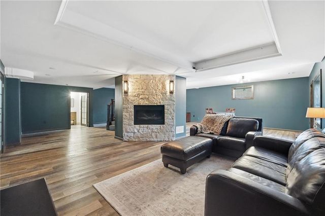 16199 Overbrook Lane, Stilwell, KS 66085