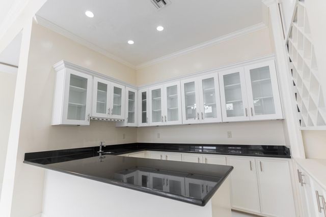 8800 Woodway Drive 10, Houston, TX 77063