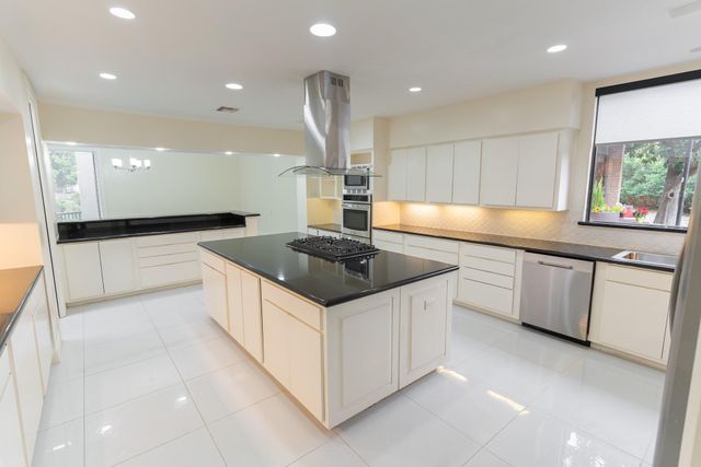 8800 Woodway Drive 10, Houston, TX 77063