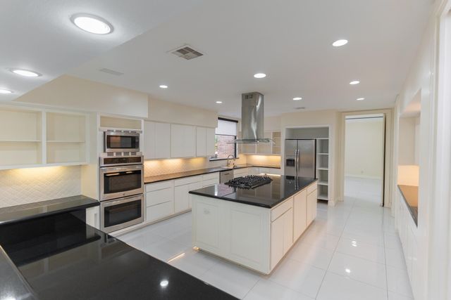 8800 Woodway Drive 10, Houston, TX 77063