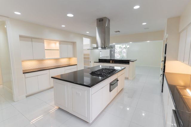 8800 Woodway Drive 10, Houston, TX 77063