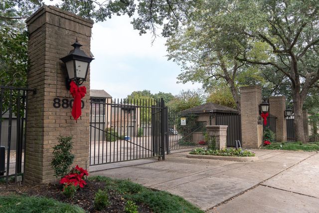 8800 Woodway Drive 10, Houston, TX 77063