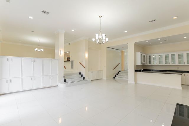 8800 Woodway Drive 10, Houston, TX 77063