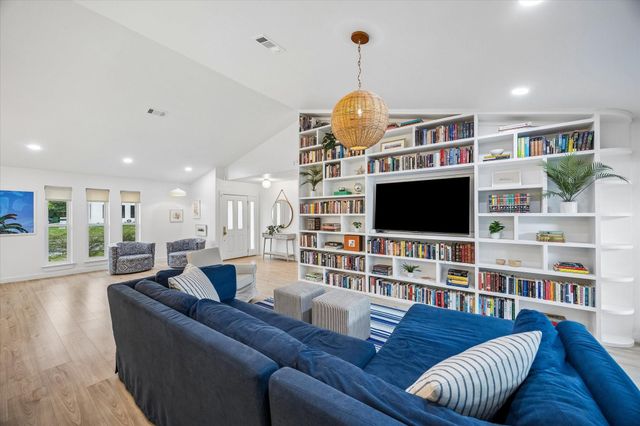1031 Chamboard Lane, Houston, TX 77018