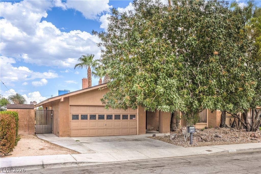 2617 YARDLEY Street, Las Vegas, NV 89102 — photo 2