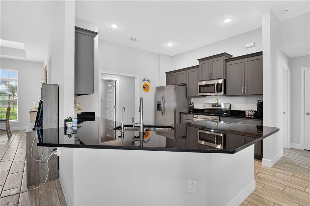 Image 12 of property listing at 2729 5th TER, Cape Coral, FL 33993