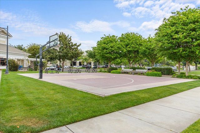 2053 Shady Oak St, Manteca, CA 95336