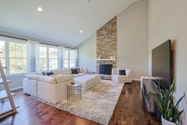 7 Tournament Drive S, Hawthorn Woods, IL 60047