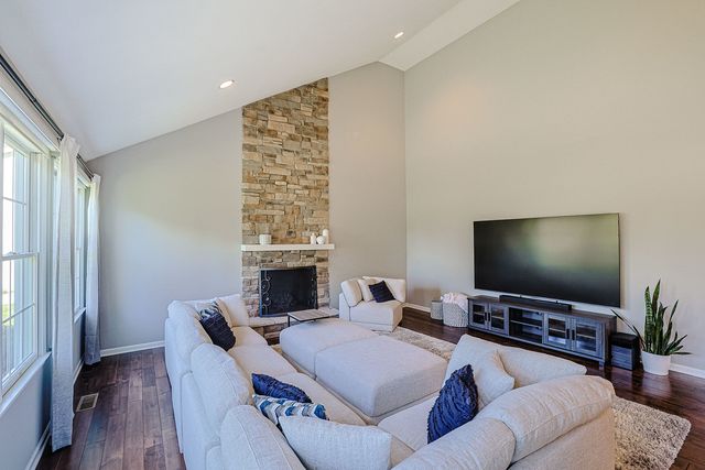 7 Tournament Drive S, Hawthorn Woods, IL 60047