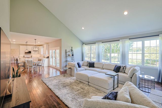 7 Tournament Drive S, Hawthorn Woods, IL 60047