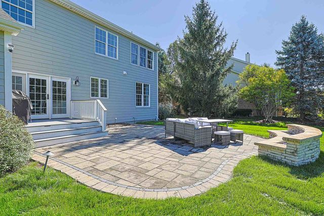 7 Tournament Drive S, Hawthorn Woods, IL 60047