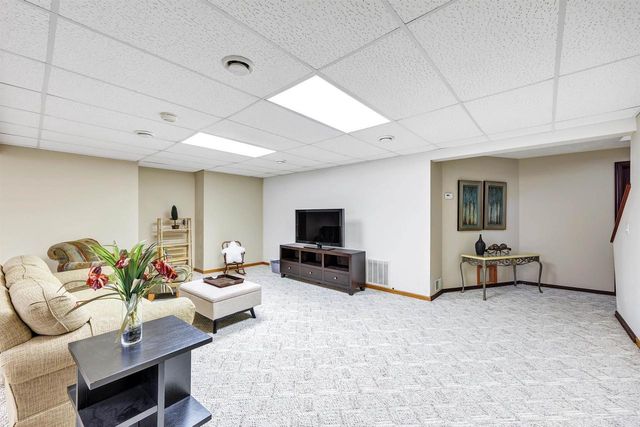 1642 DIAMOND DRIVE, Green Bay, WI 54311