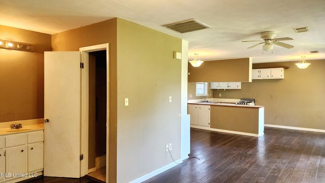 300 Lindberg Avenue, Natchez, MS 39120