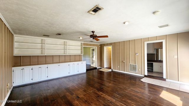 300 Lindberg Avenue, Natchez, MS 39120