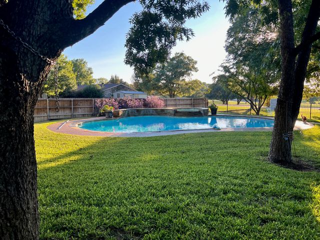 218 Palmer Drive, Comanche, TX 76442