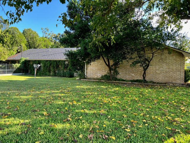 218 Palmer Drive, Comanche, TX 76442