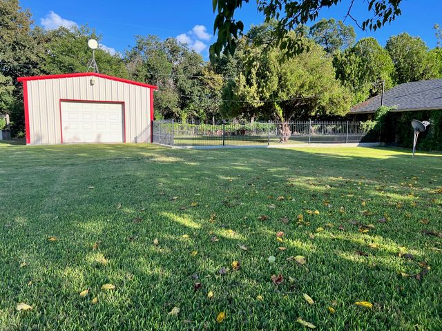 218 Palmer Drive, Comanche, TX 76442