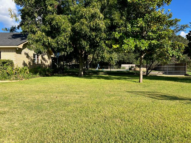 218 Palmer Drive, Comanche, TX 76442