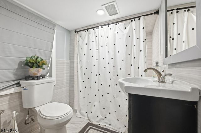 301 Roosevelt Ave, Hasbrouck Heights Boro, NJ 07604