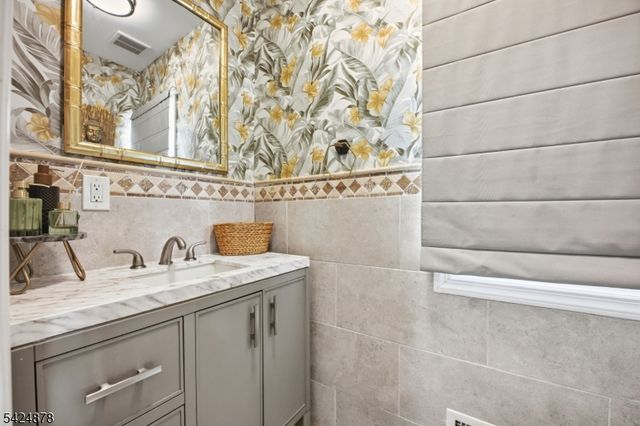 301 Roosevelt Ave, Hasbrouck Heights Boro, NJ 07604