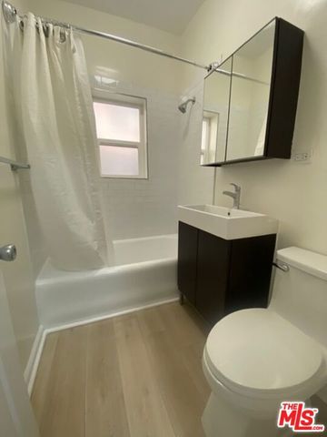 814 S Hobart Boulevard 203, Los Angeles, CA 90005