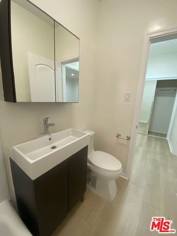 814 S Hobart Boulevard 203, Los Angeles, CA 90005