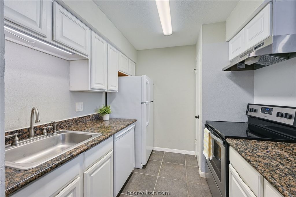 904 University Oaks 17, College Station, TX 77840 — photo 4