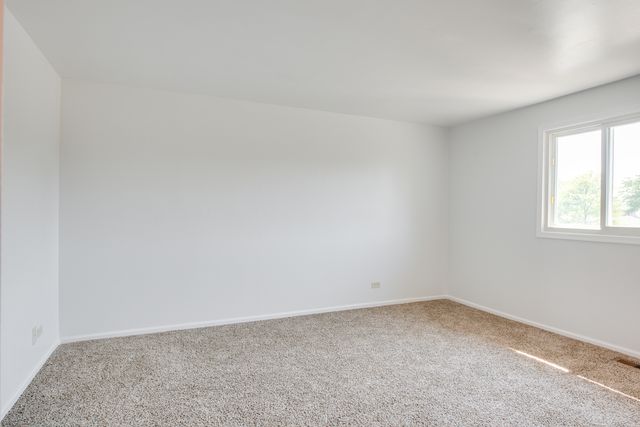 889 Heatherbrook Court, Wheaton, IL 60189