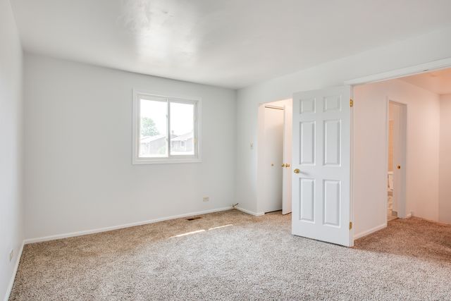 889 Heatherbrook Court, Wheaton, IL 60189