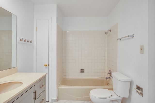 889 Heatherbrook Court, Wheaton, IL 60189