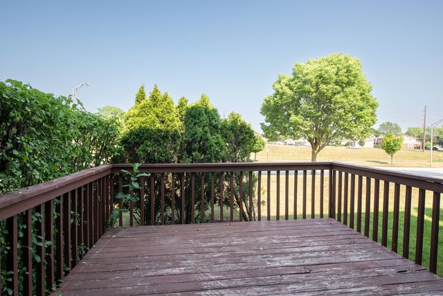 889 Heatherbrook Court, Wheaton, IL 60189