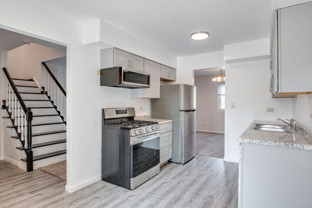 889 Heatherbrook Court, Wheaton, IL 60189