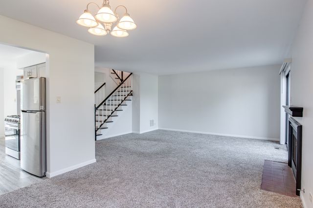 889 Heatherbrook Court, Wheaton, IL 60189