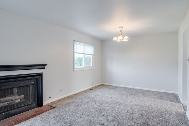 889 Heatherbrook Court, Wheaton, IL 60189
