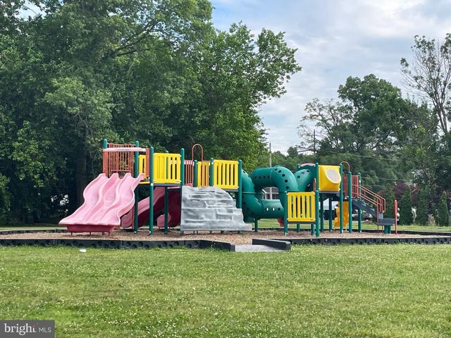 904-906 MAIN AVE, Croydon, PA 19021
