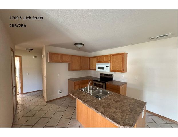 1700 S 11th Street, Rogers, AR 72756