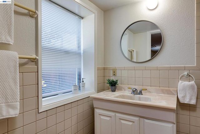 1017 Pearl St, Alameda, CA 94501