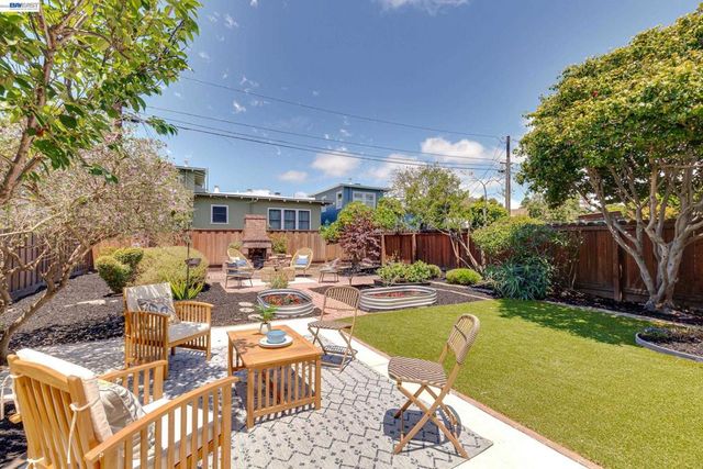1017 Pearl St, Alameda, CA 94501