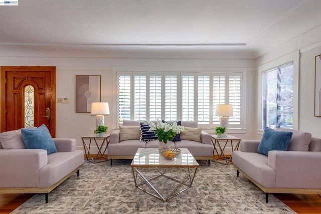 1017 Pearl St, Alameda, CA 94501