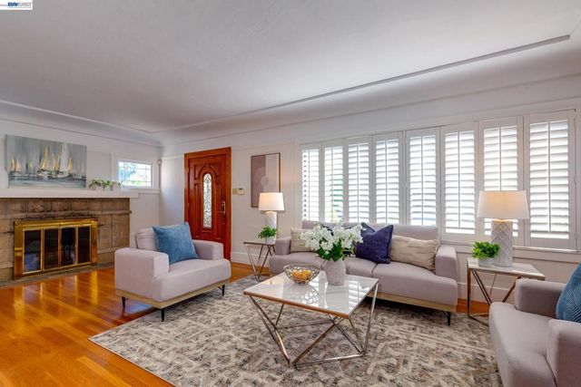 1017 Pearl St, Alameda, CA 94501