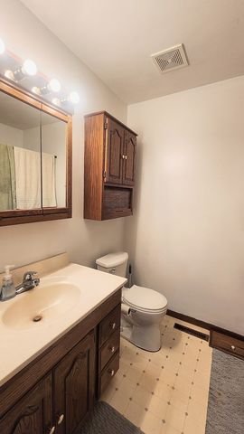 2122 W 58th Street, Davenport, IA 52806