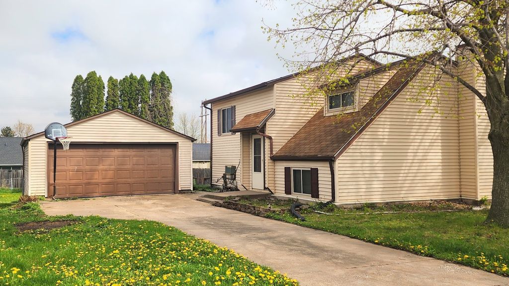 2122 W 58th Street, Davenport, IA 52806