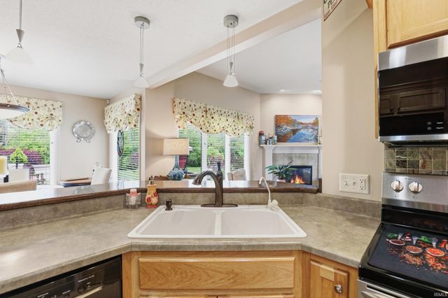 9515 Colsons Hill, Fort Wayne, IN 46825